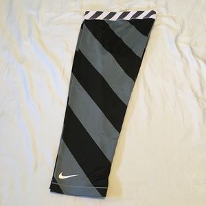 NIKE PRO Dri-Fit Capri Tights Striped - Large